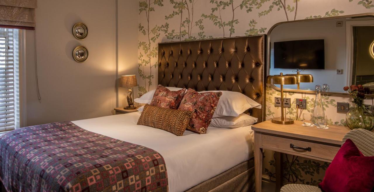 The Millstone, Mellor Hotel Blackburn  Kültér fotó A bedroom at The Swan