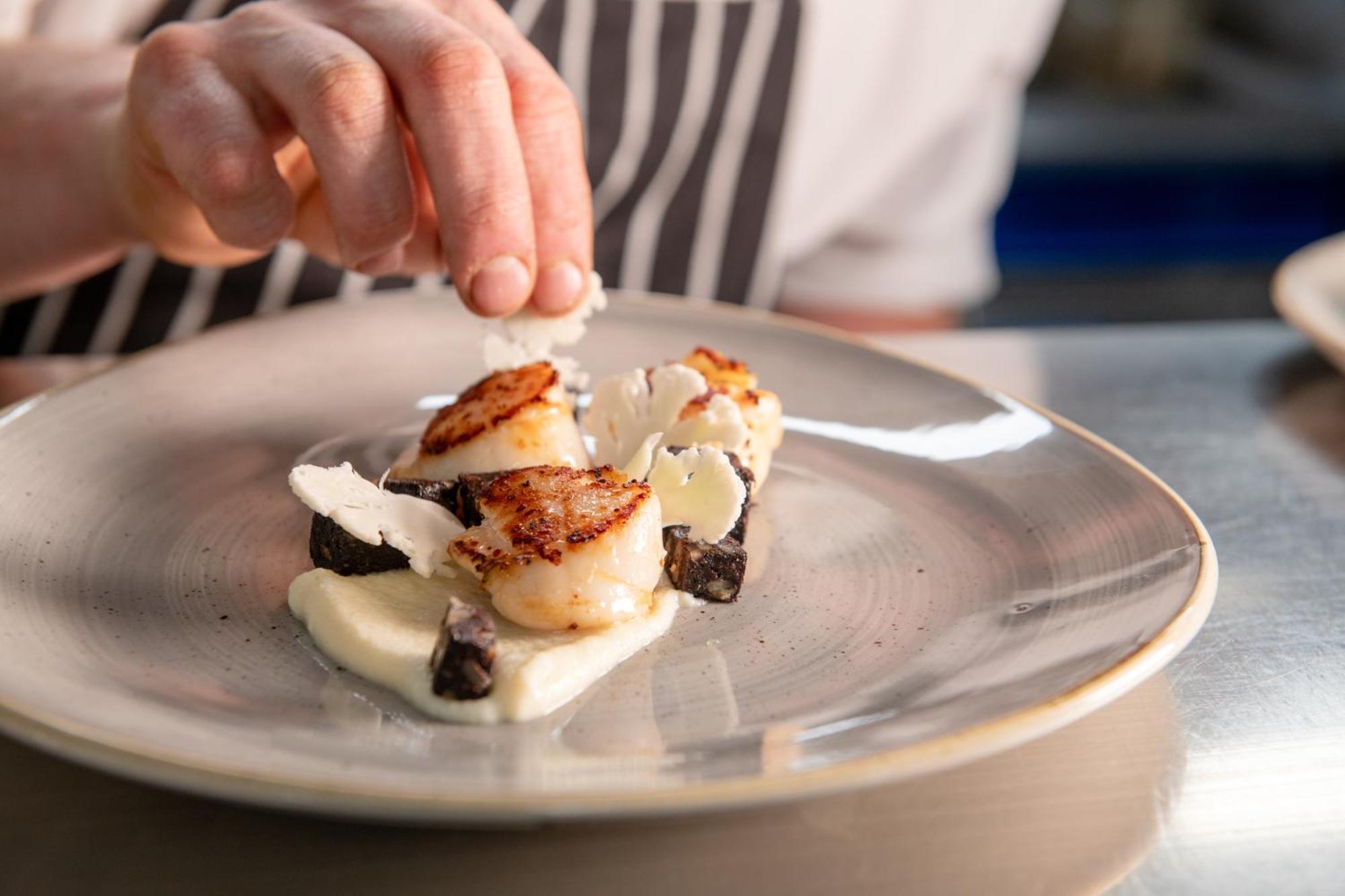 The Millstone, Mellor Hotel Blackburn  Kültér fotó A chef finishing a plate of scallops
