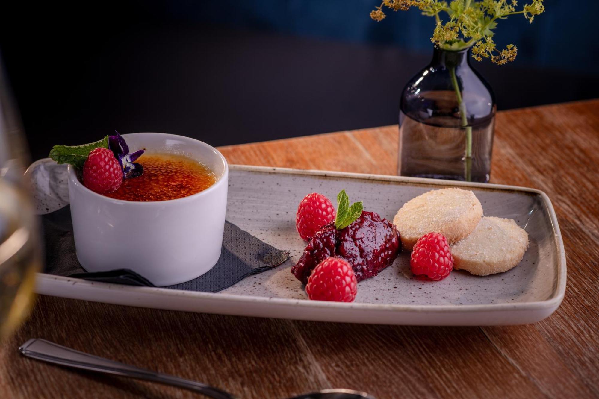 The Millstone, Mellor Hotel Blackburn  Kültér fotó Crème brûlée with raspberries