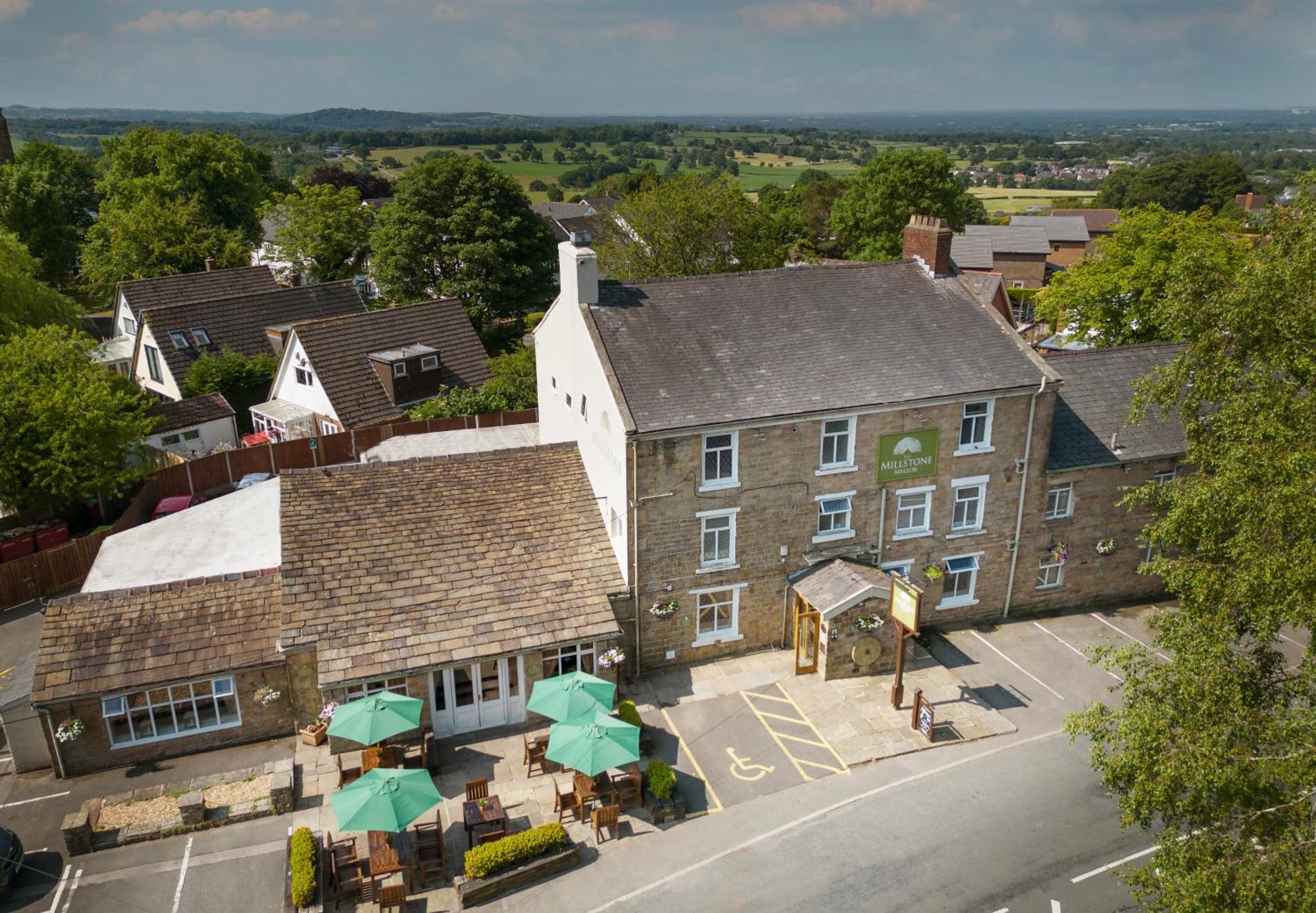 The Millstone, Mellor Hotel Blackburn  Kültér fotó The Green Man, from the air
