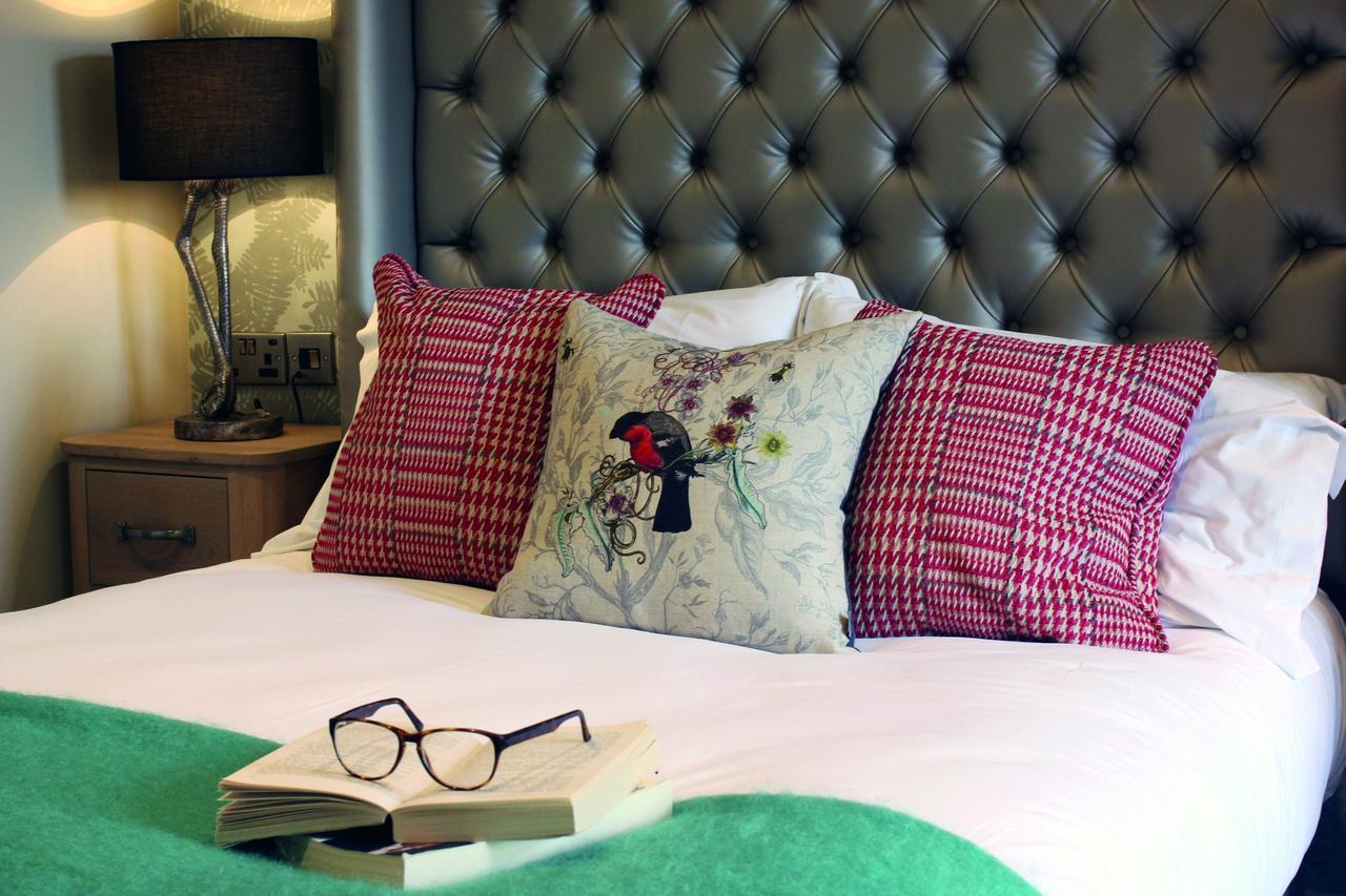 The Millstone, Mellor Hotel Blackburn  Kültér fotó A bed with cushions