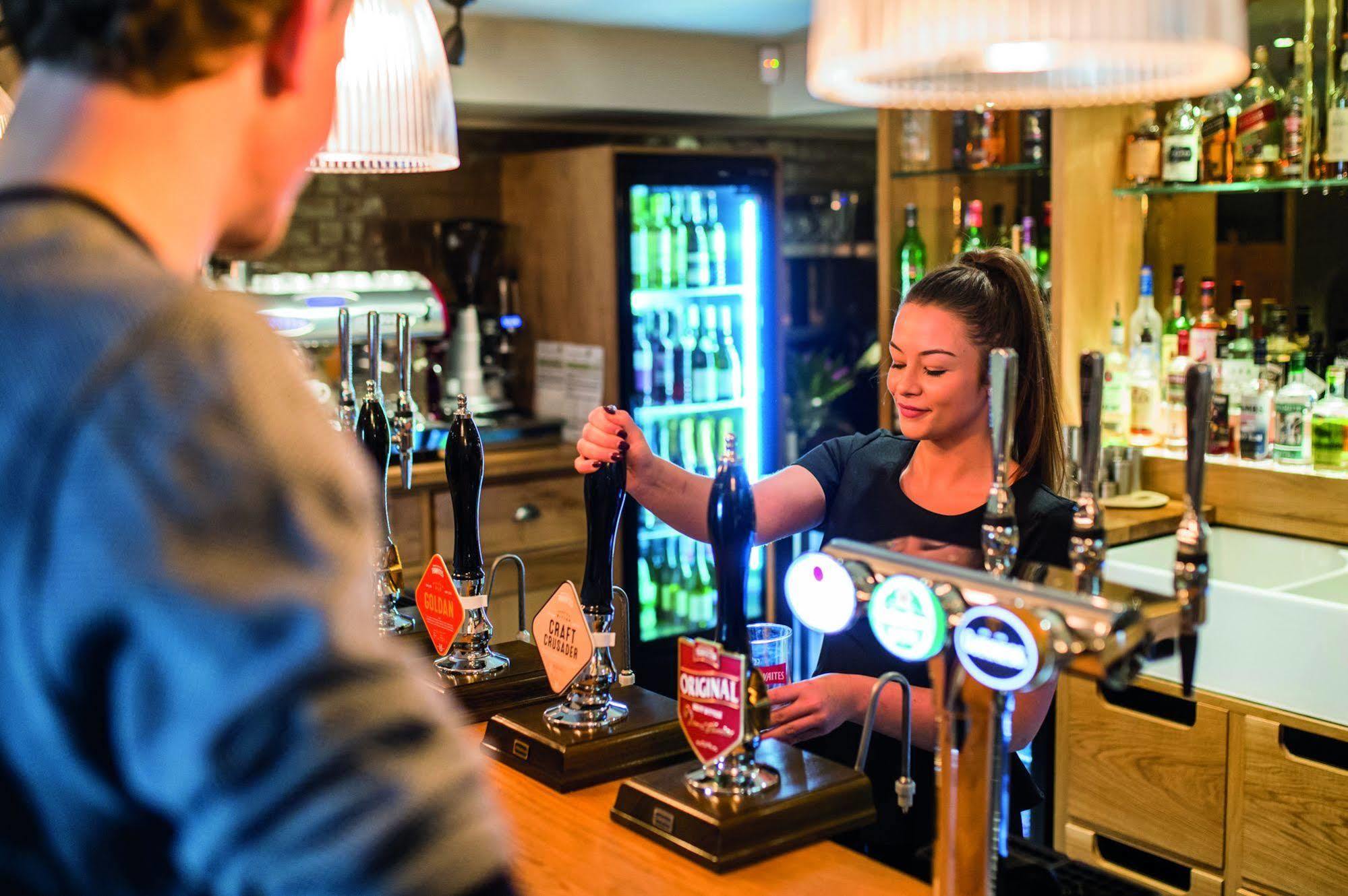 The Millstone, Mellor Hotel Blackburn  Kültér fotó A barmaid serving a customer